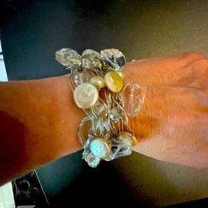 Fun, bling bracelet with magnetic closure